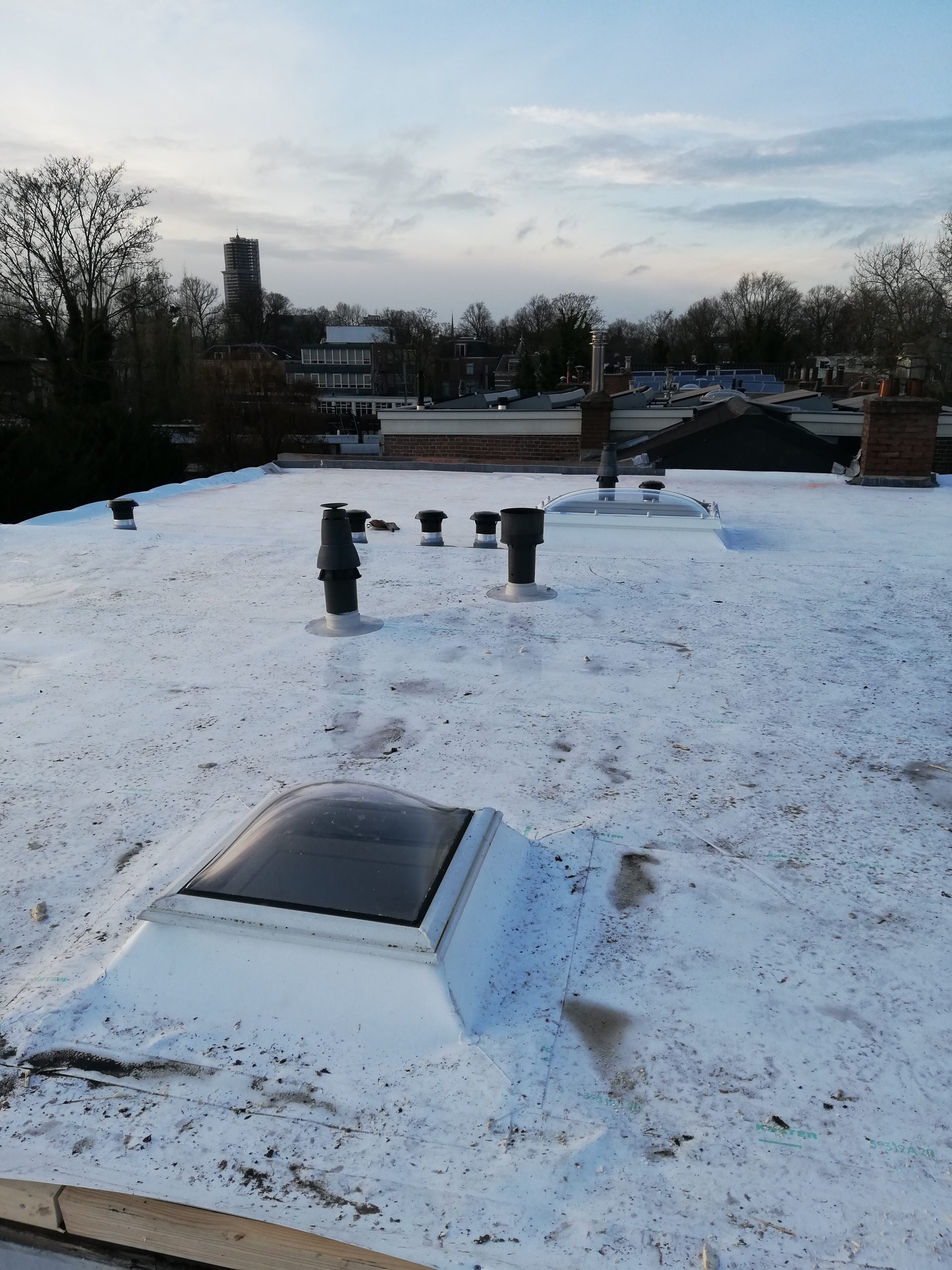 Wit Carlisle Sure-Weld TPO dak met nette detailafwerking