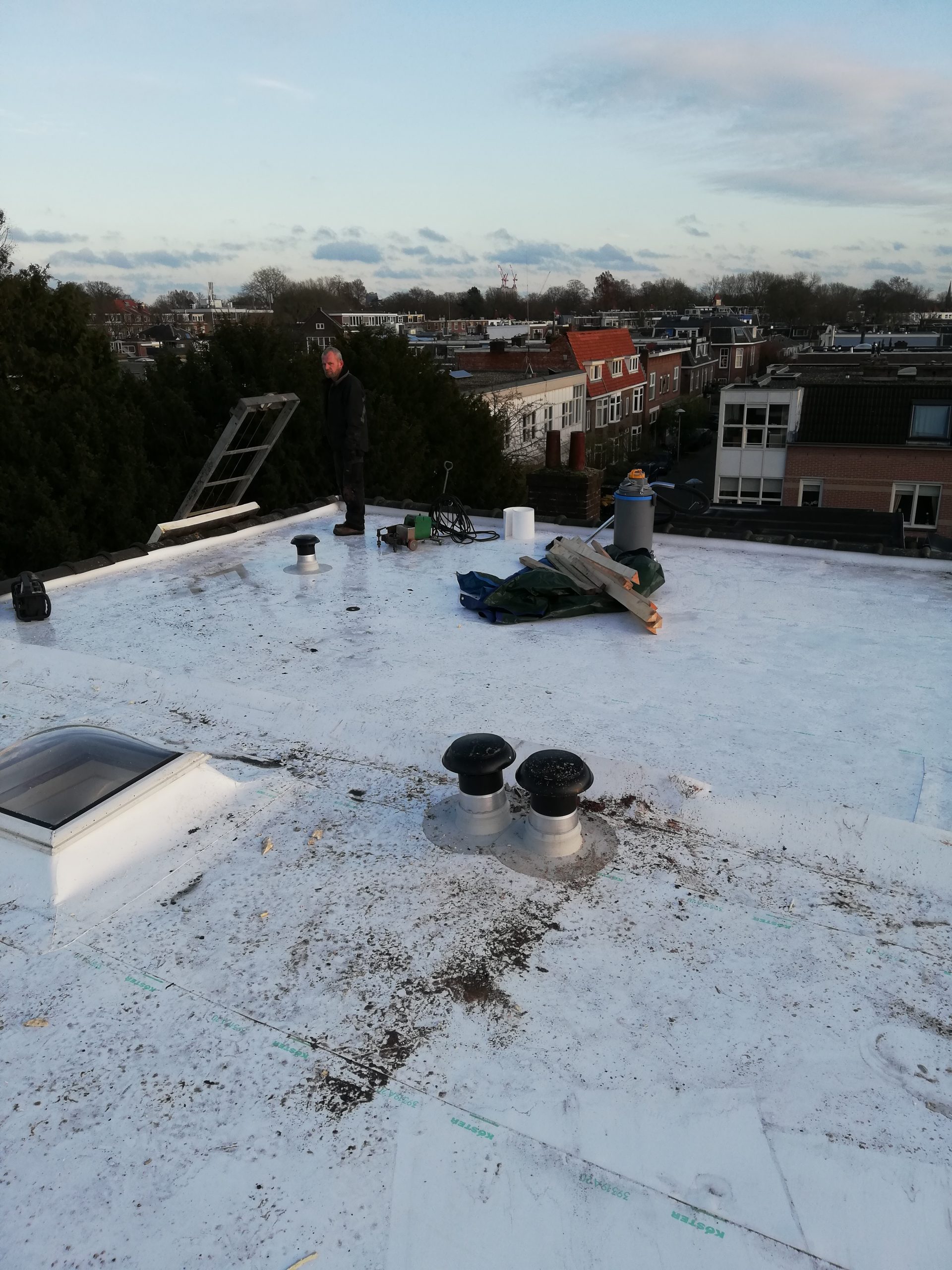 Witte Carlisle Sure-Weld TPO dakbedekking op een bovendak