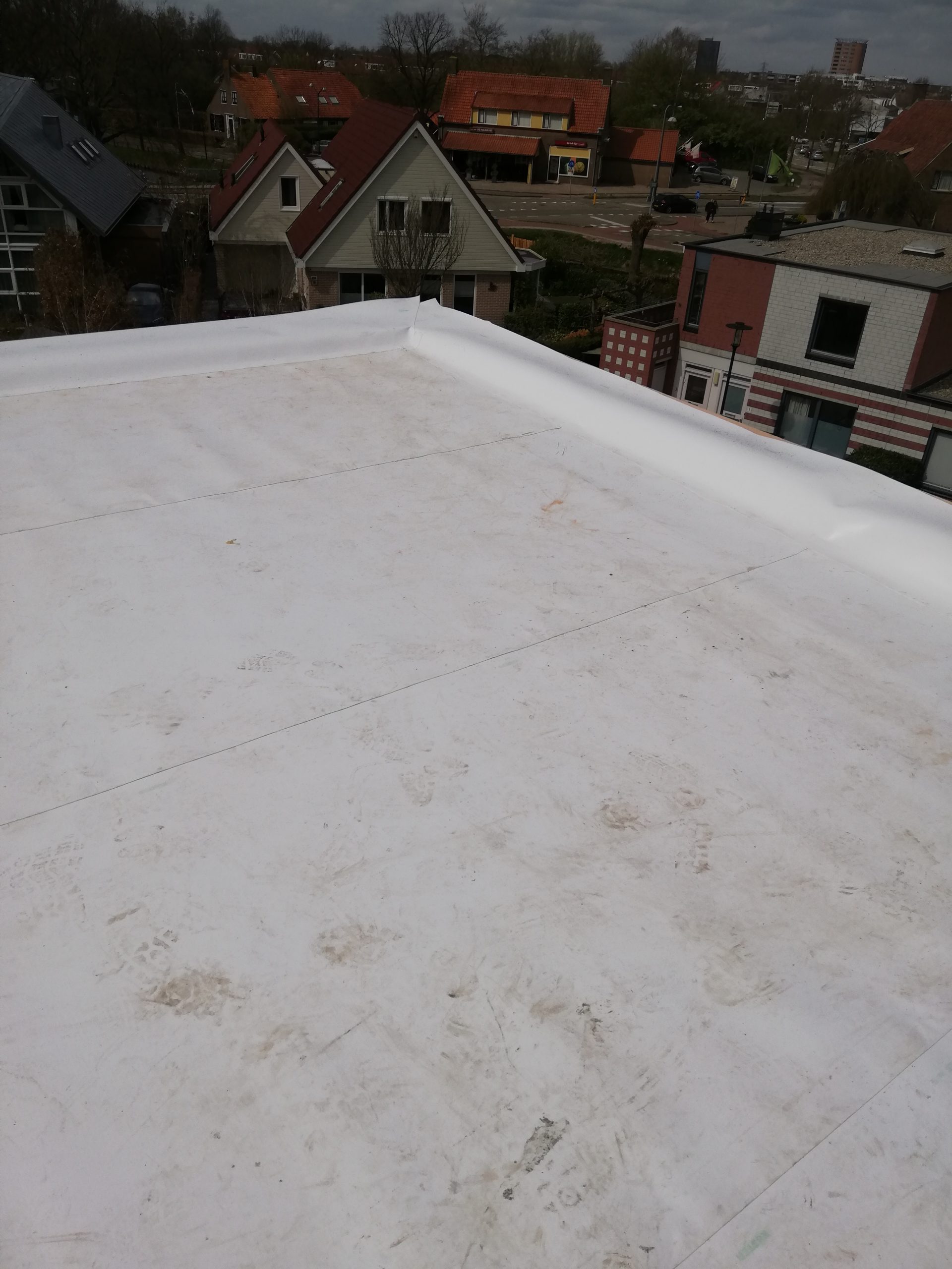 Grote dakkapel met spierwitte KÖSTER TPO 2.0 dakbedekking