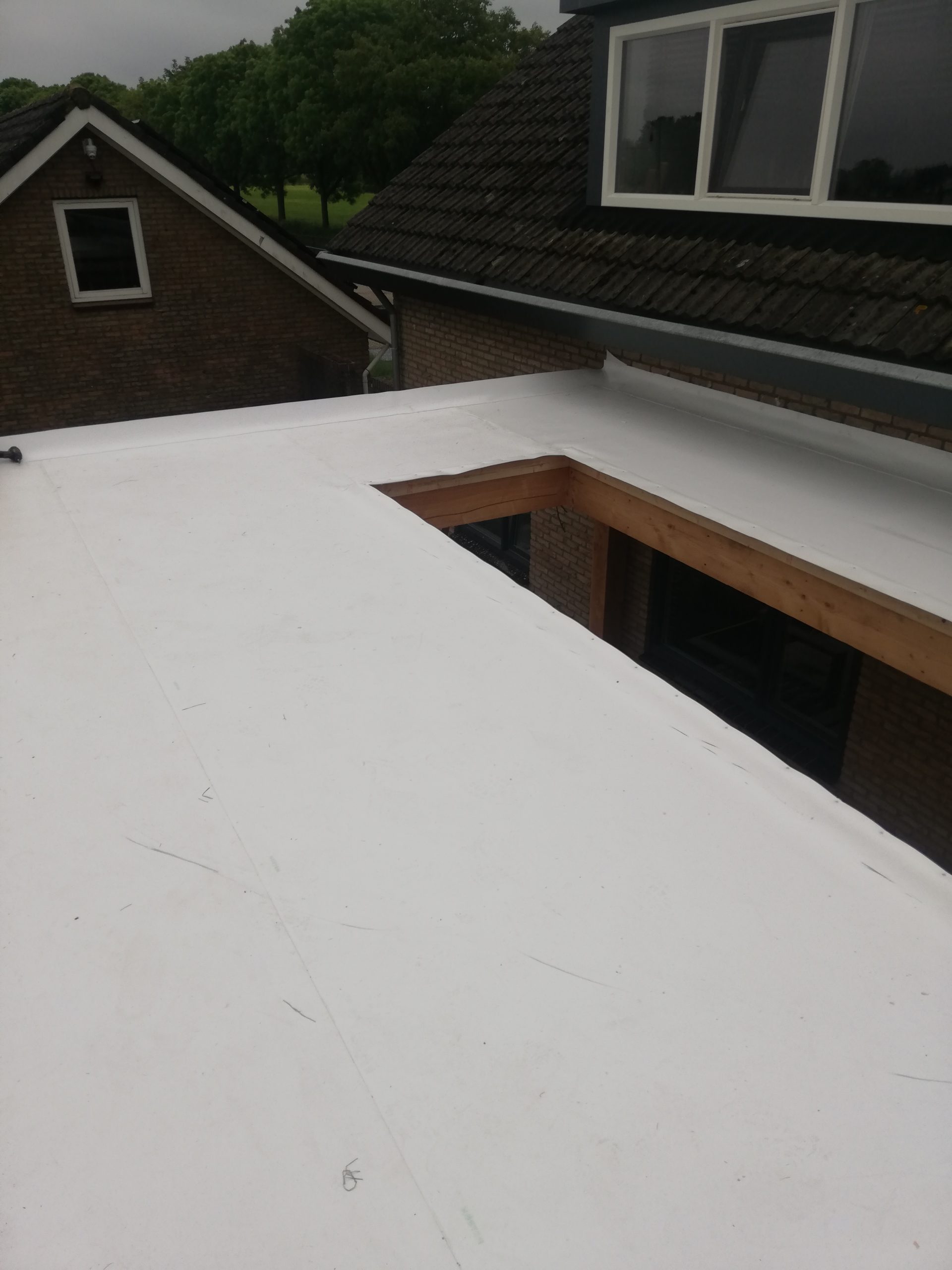 Aanbouw aan de achterzijde met spierwitte KÖSTER TPO 2.0